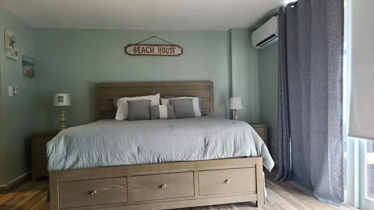 Beachfront Serenity: Remodeled Condo with City Views San Juan Apartment
