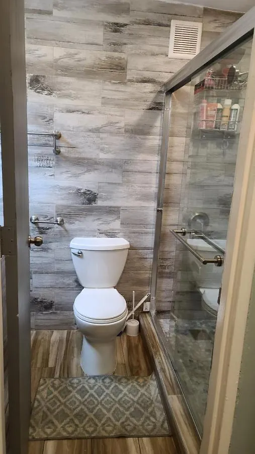 Beachfront Serenity: Remodeled Condo with City Views San Juan Apartment